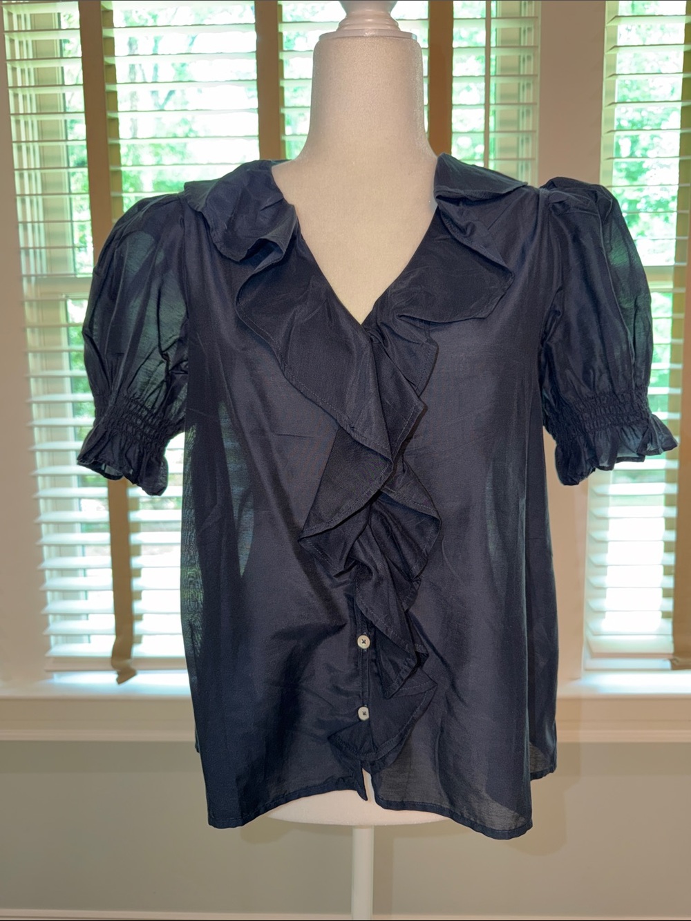 Vineyard Vines Navy Ruffle Front Puff Sleeve Blouse. Navy Blue. Size Small.